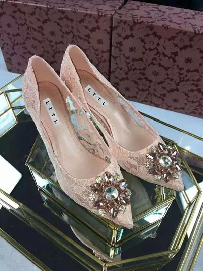 Романтический женские драгоценный камень с украшением в виде кристаллов с пряжкой-бабочкой; женские цветочные кружевные свадебные туфли-лодочки пикантные нарядные туфли с острым носком стразы свадебные туфли - Цвет: pink
