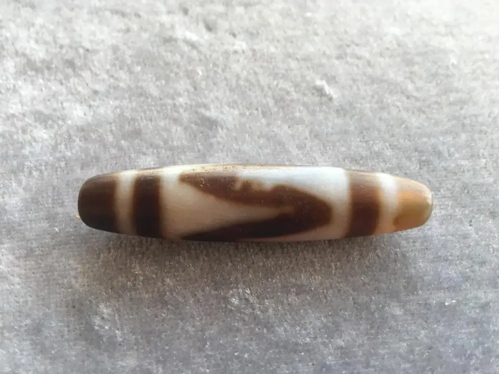 

free shipping Tibet Tiger Teeth Dzi Bead Pendant Amulet