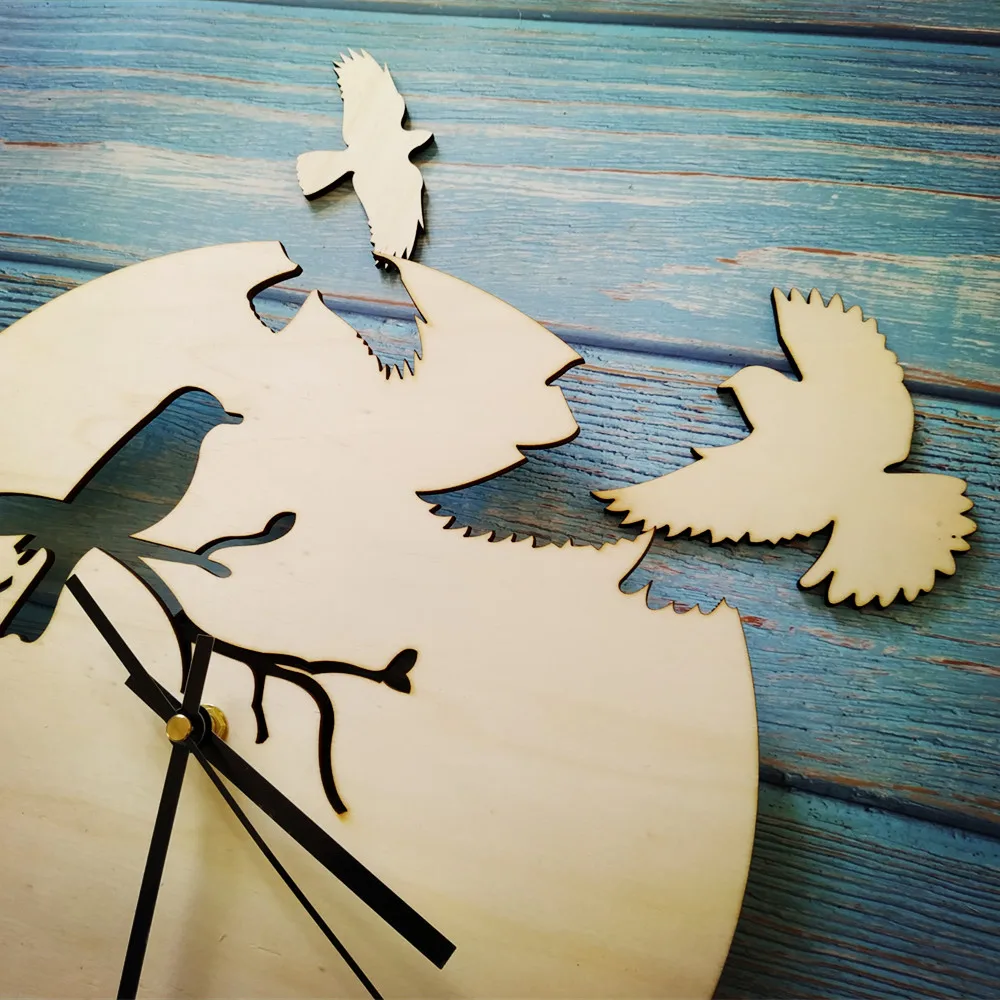 красивый дизайн часов. панно с часами. часы с птичками настенные. подвесные деревянные часы. часы дерево птица.