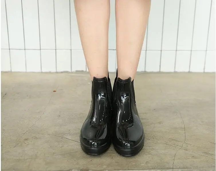 Rouroliu/женские непромокаемые ботильоны без шнуровки с эластичной лентой, ботинки на толстой платформе из ПВХ, непромокаемая женская обувь, RB248