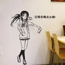 Fraco de parede menina anime vara contra o pano de fundo da parede do quarto da cabeça de uma cama no peito Akiyama mio