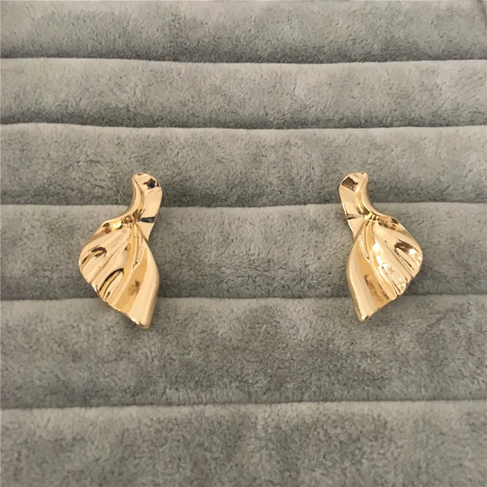 

CASUAL GOLD PLATING SCULPTURAL STUD EARRING FOR WOMEN GIRL