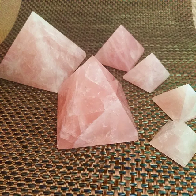 Pirámide de cristal de cuarzo rosa natural 100%, pirámide de feng-shui Pirámide de cristal de cuarzo rosa natural 100%, pirámide de feng-shui