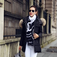 Мода Европейский пуховик хлопок зимняя куртка для женщин плюс размер Sim Стеганое пальто Теплый Енот меховой воротник с капюшоном парки WUJ0307