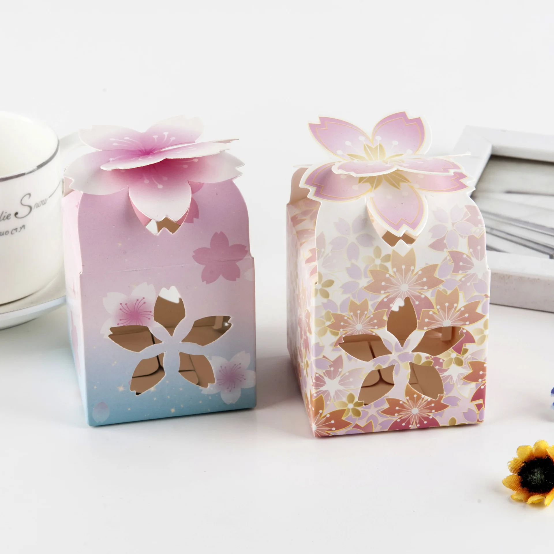 

25Pcs/lot Hollow Flowers Paper Candy Box Wedding Favors Gift Box Chocolate Box for Guests Party Supplies Wedding Decoration