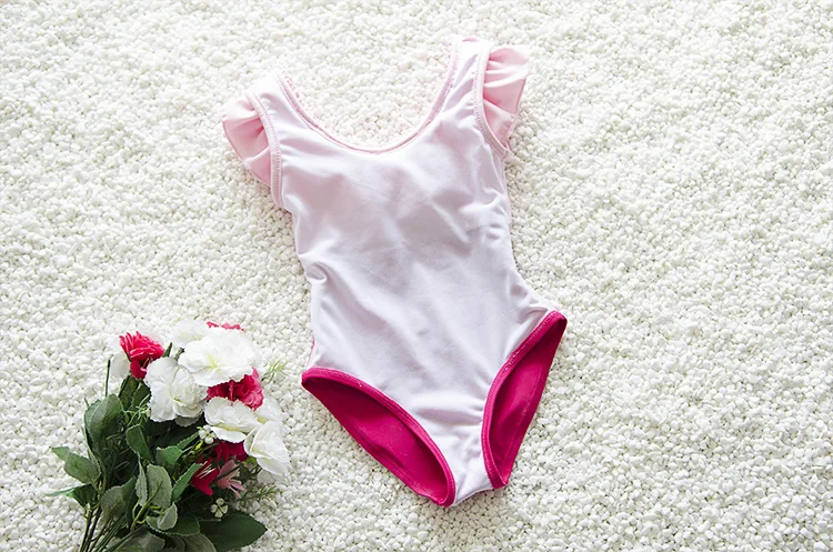 Новое платье для девочек с оборками купальный костюм, купальники+ Шапки комплекты из 2-х предметов изящная Одежда для маленьких девочек розовый Плавание по оптовой цене