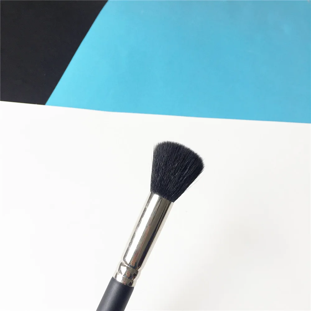 MAC BRUSH 109 Small Contour Brush _ 2