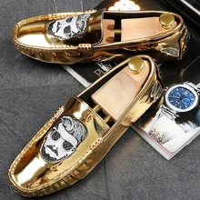 Скидка; коллекция года; блестящие повседневные туфли из лакированной кожи золотого и серебристого цвета; мокасины для вождения на плоской подошве с вышивкой; Свадебные вечерние туфли