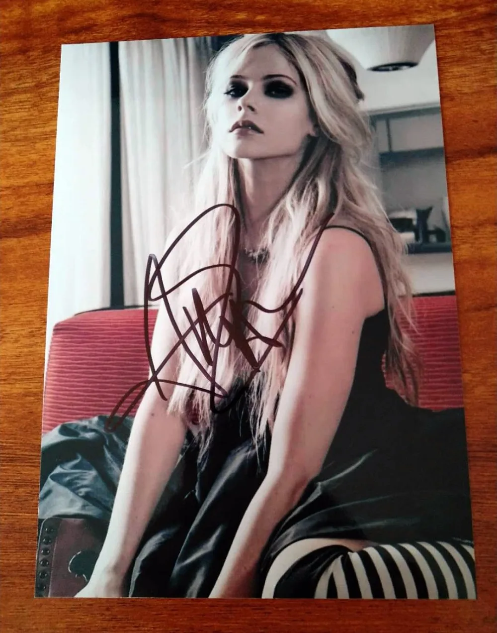 

hand signed Avril Lavigne autographed photo 5*7 free ship 092018A