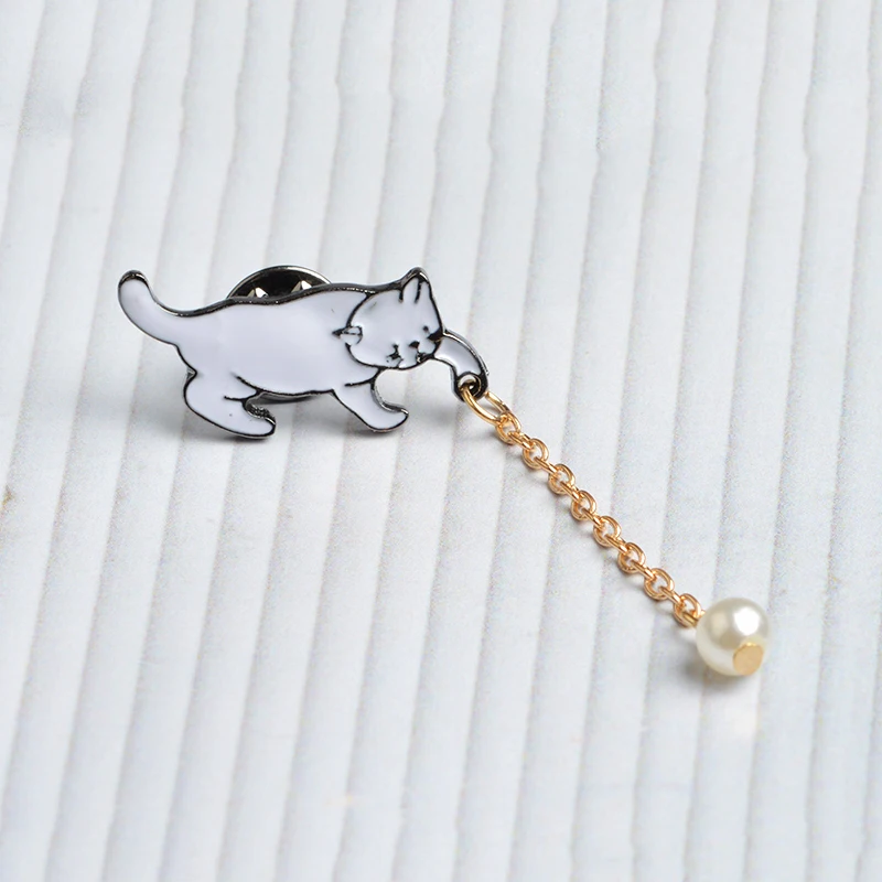 

Cat playing with Pearl Enamel Brooch Pin with Chain Button Badge Cartoon Jewelry Gift for Kids girls birthday Christmas gift