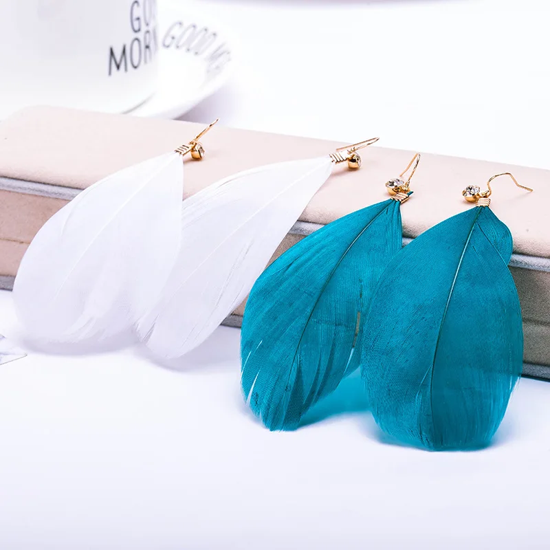 Женские серьги подвески с перьями золотого цвета кристаллами и стразами длинные