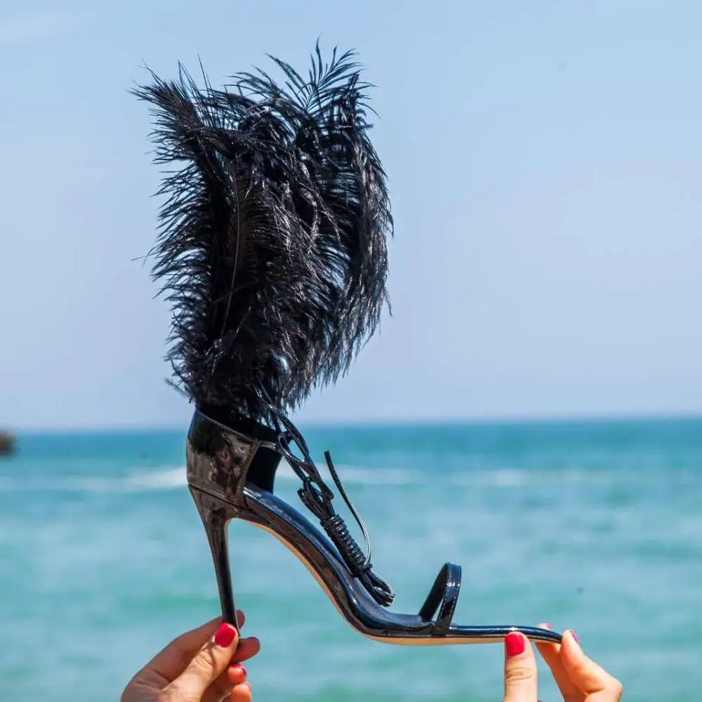 Пикантные черные сапоги сандалии, украшенные перьями для Для женщин из страусового волоса Декор высокий тонкий каблук Обувь для танцев женские с накладкой поверх каблука; сандалии с меховой отделкой вечерние Женская обувь