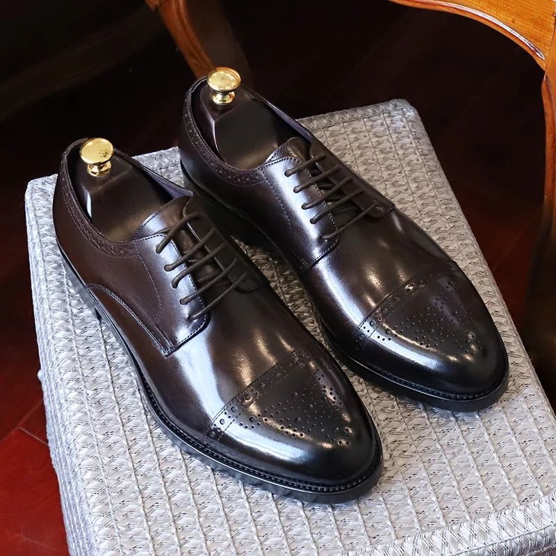 Британский Стиль Досуг торжественное платье обувь из натуральной кожи на плоской подошве Корова кожа мужские туфли в деловом стиле Лидер продаж Дерби