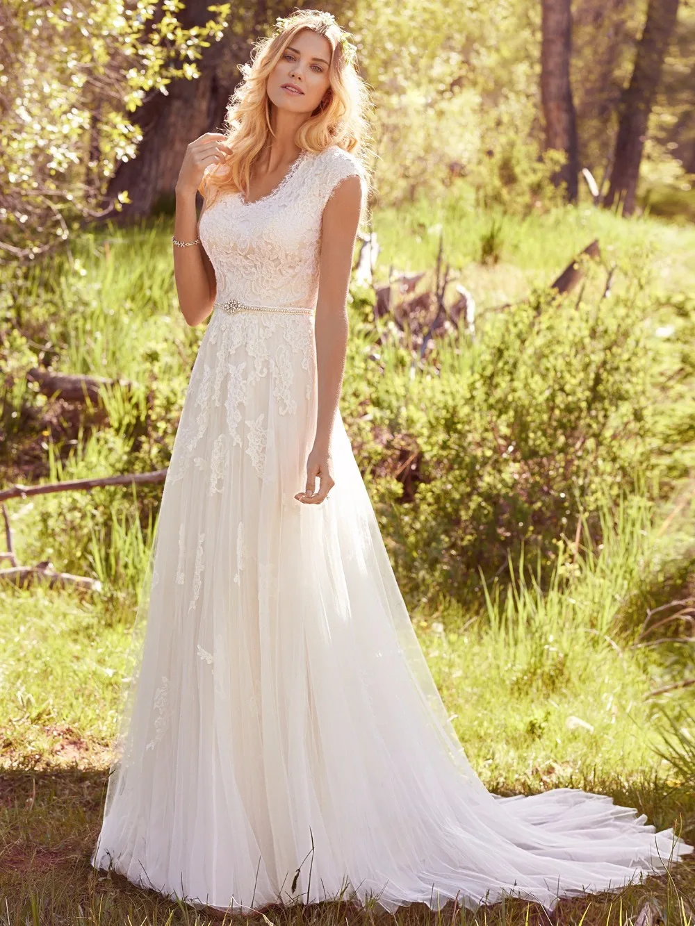 Newest Elegant Lace Appliques Tulle Modest Wedding Dresses
