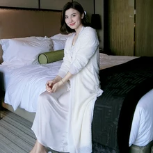 Зимние шелковые утолщенные коралловые флисовые роскошные женские комплекты из 2 предметов белые халаты с длинным рукавом элегантные длинные ночные рубашки осень 2585