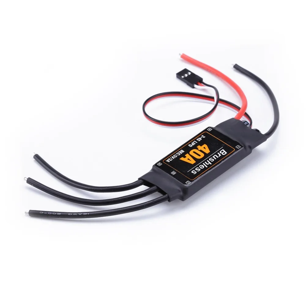Vue de dessus du contrôleur de vitesse ESC 40A avec UBEC montrant les dissipateurs thermiques et les câbles.