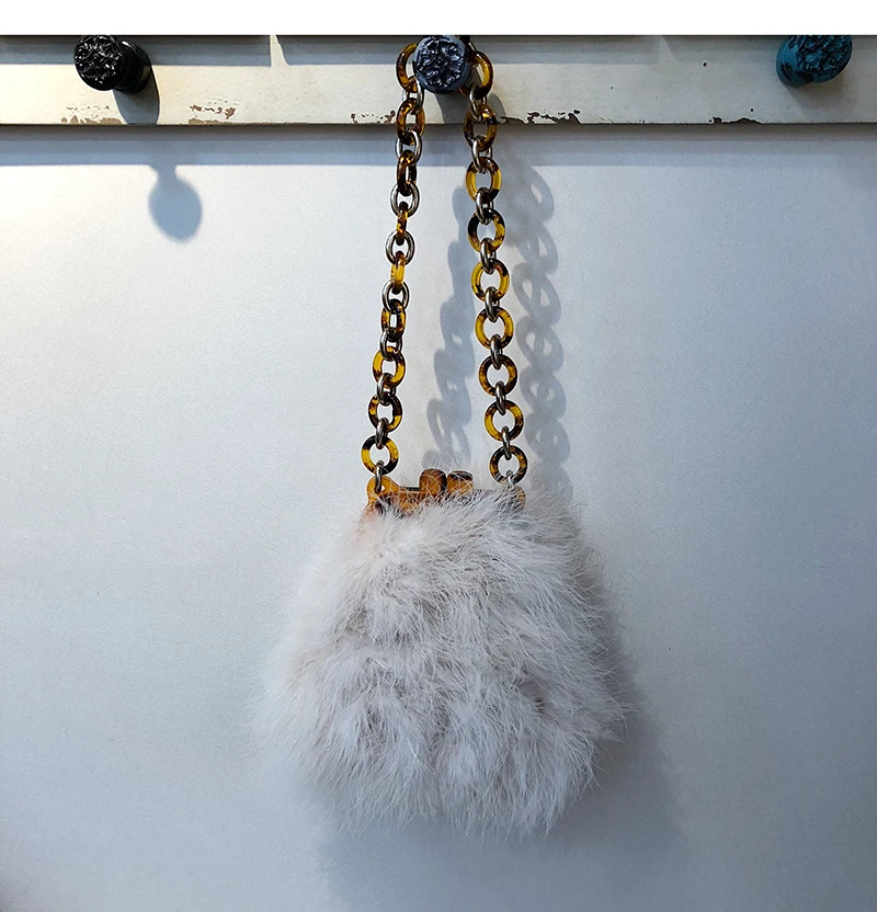 

Winter Women Fur Bag Ostrich feather Acrylic Chain Lady Purse Handbags Luxury Design Clip Bags Chic Messenger Bag