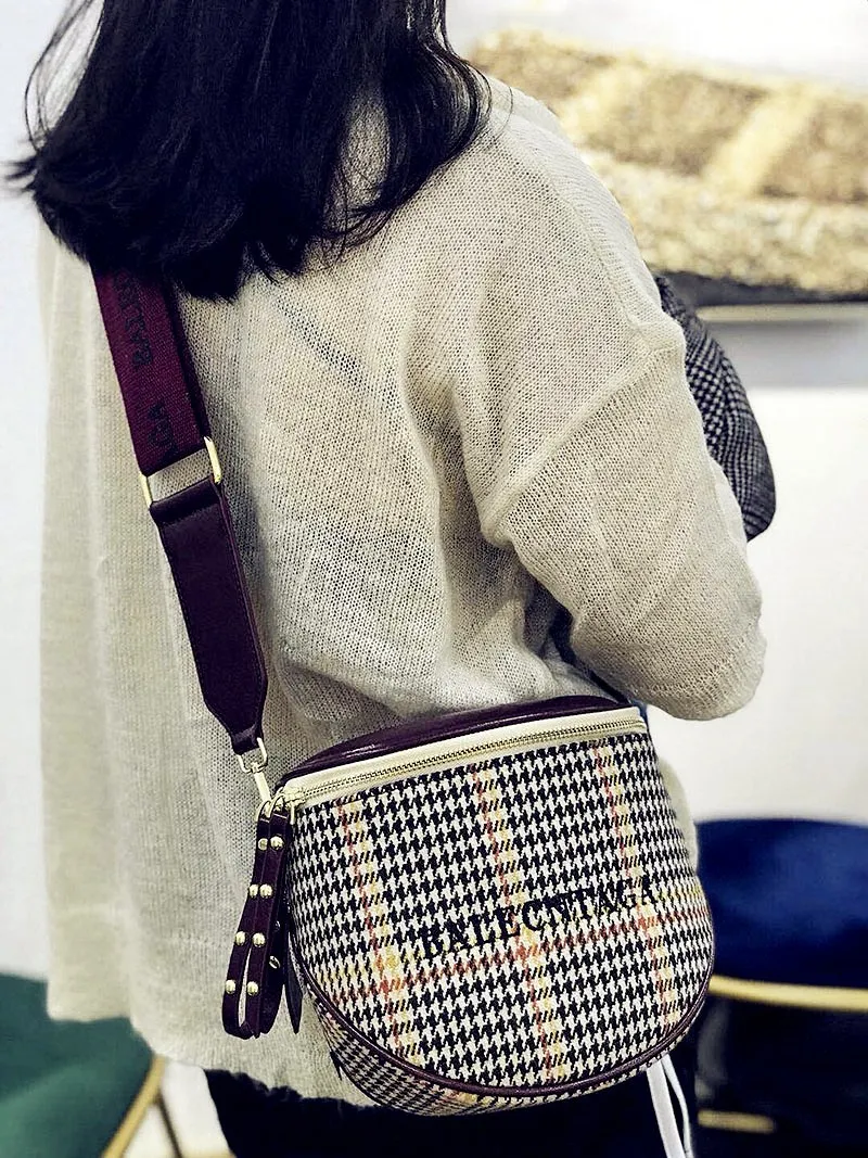 

2018 new autumn and winter type of woolen fabric rivet port wind chic girl single shoulder bag women crossbody bags and handbags