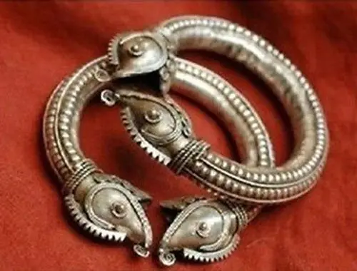 

Free shipping >>>>>>Amazing Chinese Miao silver sake head men cuff Bracelet