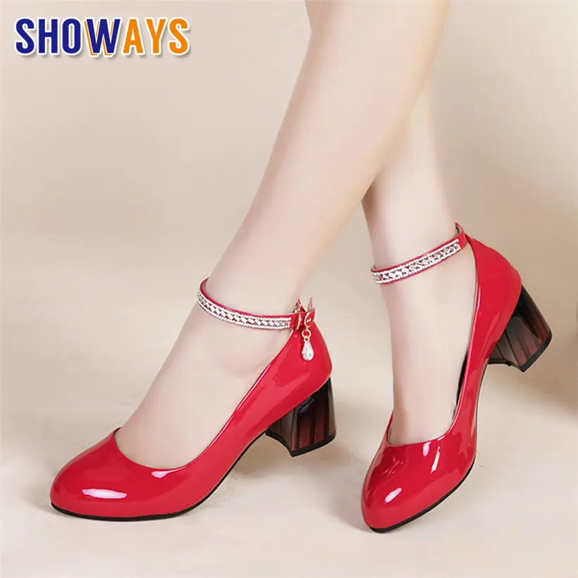 Элегантные красные женские туфли-лодочки на высоком квадратном каблуке; черные Повседневные Вечерние туфли из лакированной кожи с круглым носком и ремешком на щиколотке с кристаллами; офисные женские туфли - Цвет: Red
