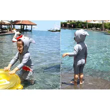 Купальник для маленьких девочек, милый детский пляжный Цельный купальник с длинными рукавами и капюшоном с изображением акулы из мультфильма