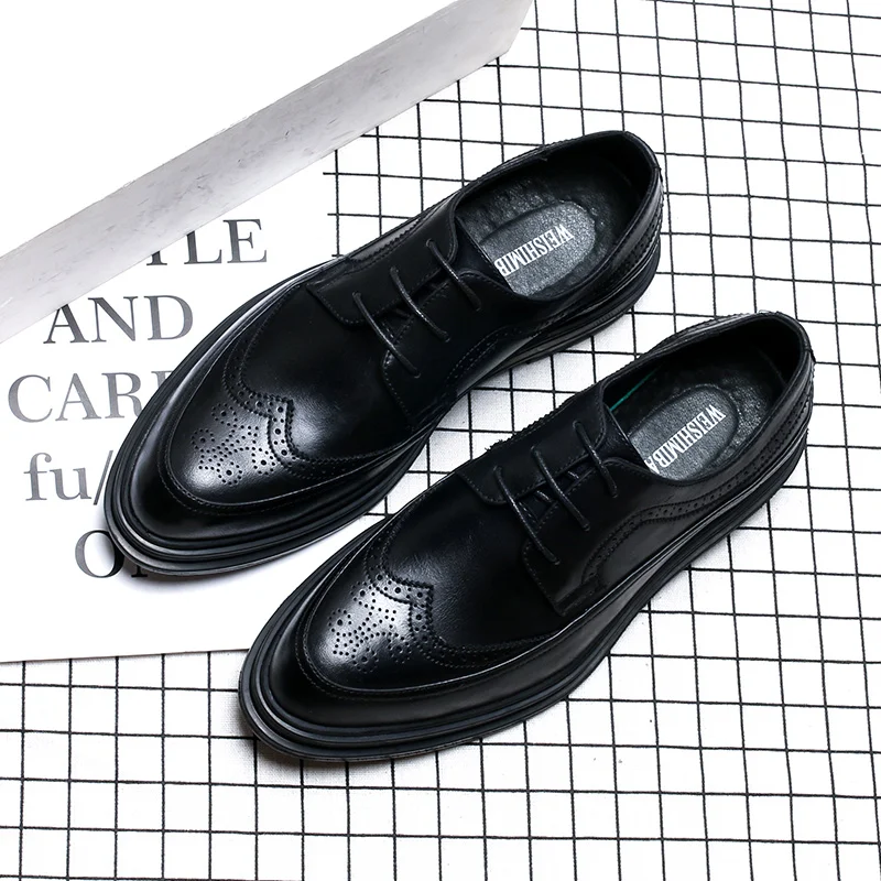 

2019 spring and winter men's formal dress Brock carved Korean version pointed patent leather tide casual mens shoes Yasilaiya