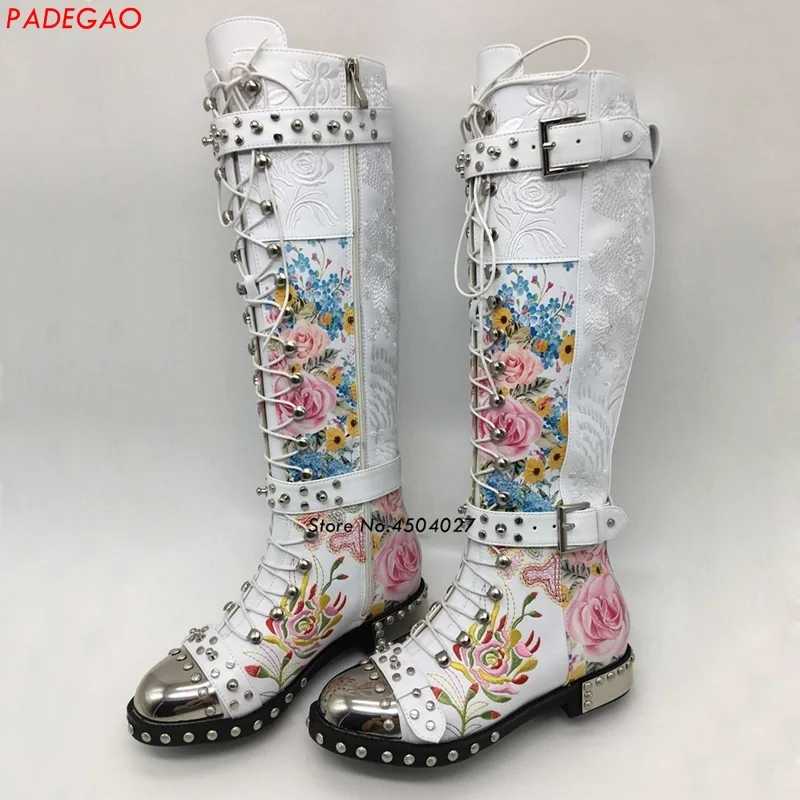 Goedkoop Wit Roze Zwart Knie Hoge Laarzen Vrouw Metalen Ronde Neus Bloem Klinknagel Lace Up Martin Laarzen Vrouwen Lange Laarzen