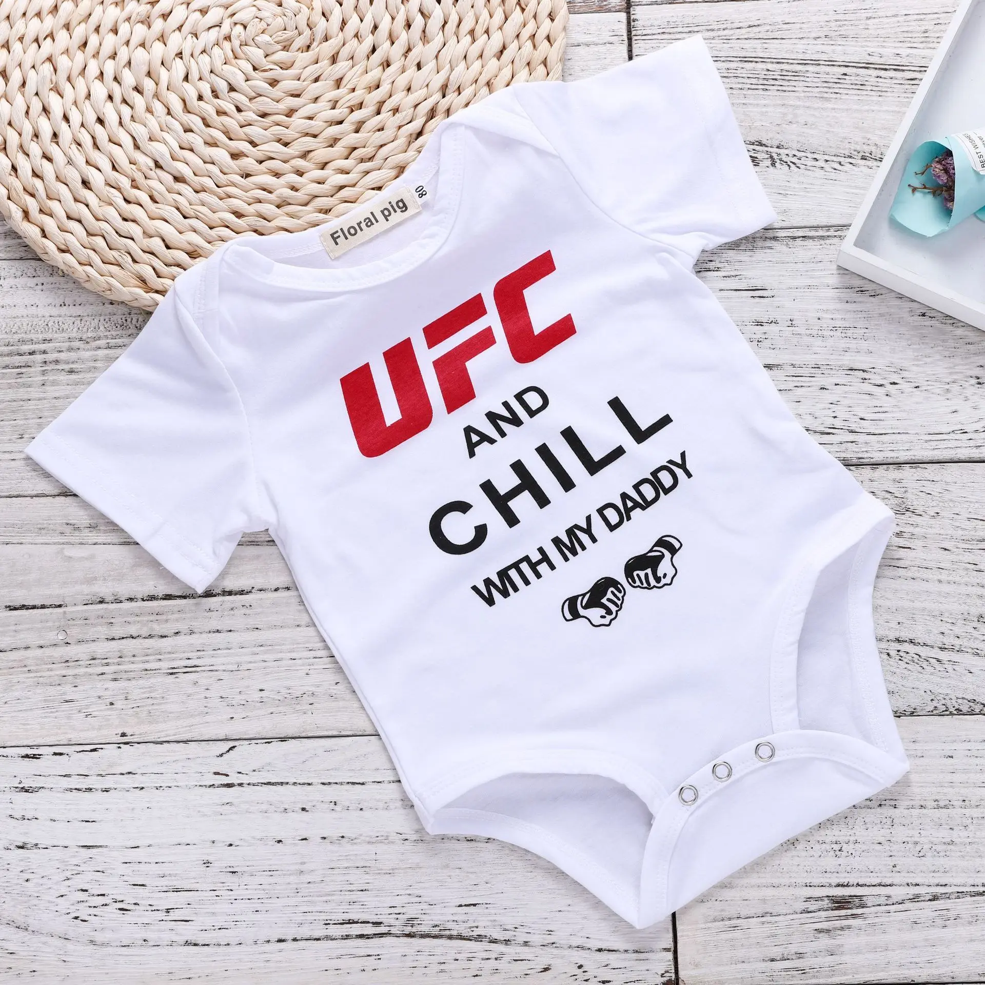 Одежда для маленьких девочек и мальчиков детские UFC Chill с папой Письмо печати боди для новорожденных белый хлопок короткий рукав Детские комбинезоны