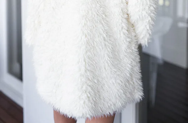 Шуба искусственная белая длинная. Шуба из искусственного меха с длинным ворсом. Пальто с длинным ворсом. Шубка с длинным ворсом. Белая шуба с длинным ворсом