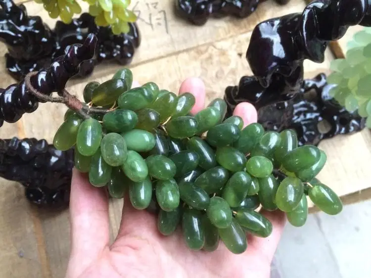 

Free delivery of Chinese natural jade carving craft jewelry grapes
