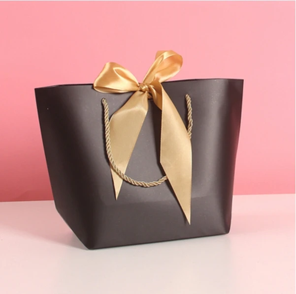 10pcs Large Size Gift Box Packaging Gold Handle Paper Gift Bags Kraft Paper With Handles Wedding Baby Shower Birthday Party - Цвет: Черный