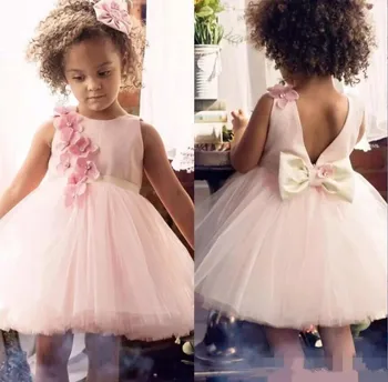 

Light Pink Knee Length Flower Girls Dress with Bow Beading 3D Flowers V-Back New Design Ball Gown For Cute Girls Custom Made