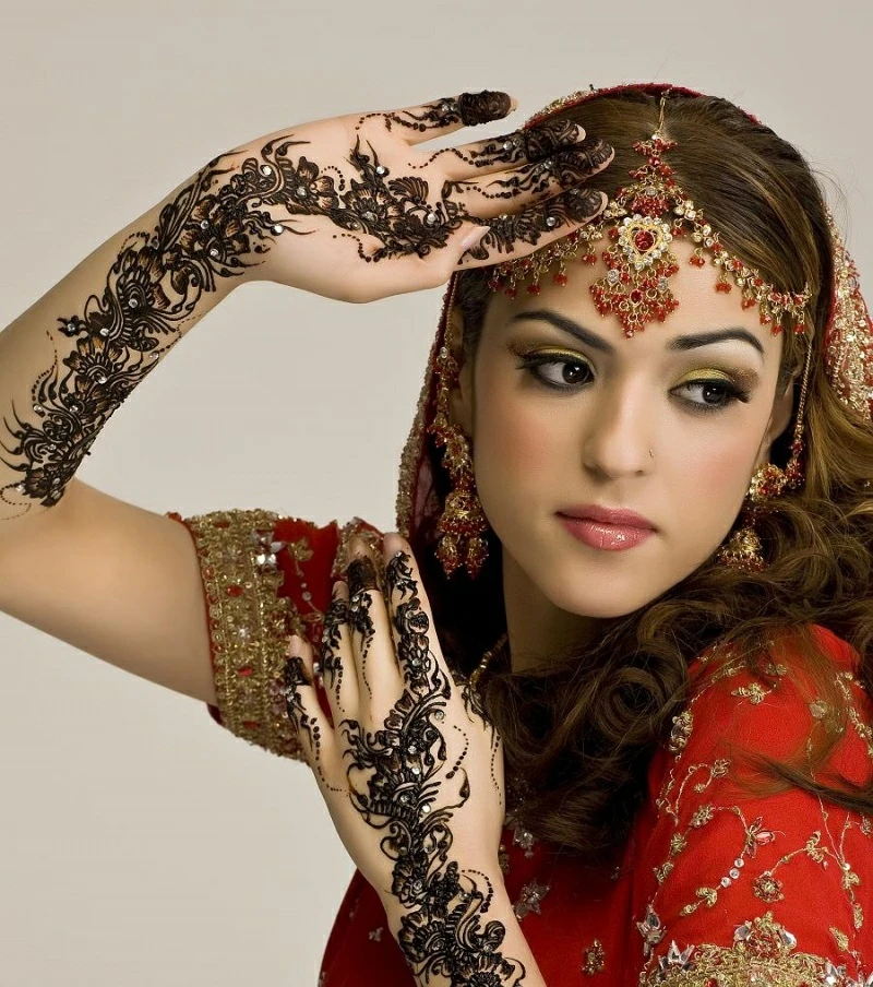 henna-tattoo-inderin-huebsch-arme-gestaltung-kopfschmuck-kleid-rot