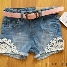 Модные летние джинсовые шорты для маленьких девочек, джинсовые шорты с поясом для девочек, детские джинсовые короткие штаны, кружевные шорты для девочек
