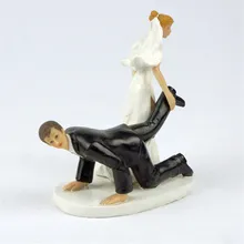 „Violence Drag Leg“ Bride and Groom Toppers Couple Figurine Wedding Funny Cake Topper for Wedding Cake Decoration Party Supplies