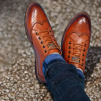 New Spring Autumn Style Bullock Carved Men Casual Shoes Fashion Pointed Toe Thick Heel Low Top Lace Up Male Oxfords Shoes New Spring Autumn Style Bullock Carved Men Casual Shoes Fashion Pointed Toe Thick Heel Low Top Lace Up Male Oxfords Shoes
