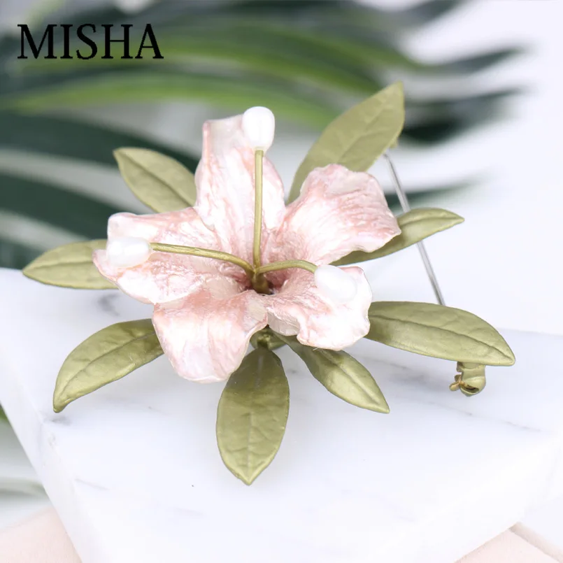 

MISHA Brand New Design Flowers Shape Brooches For Luxury Fine Brooches For Women Wedding With Natural Freshwater Pearl Gift 2403