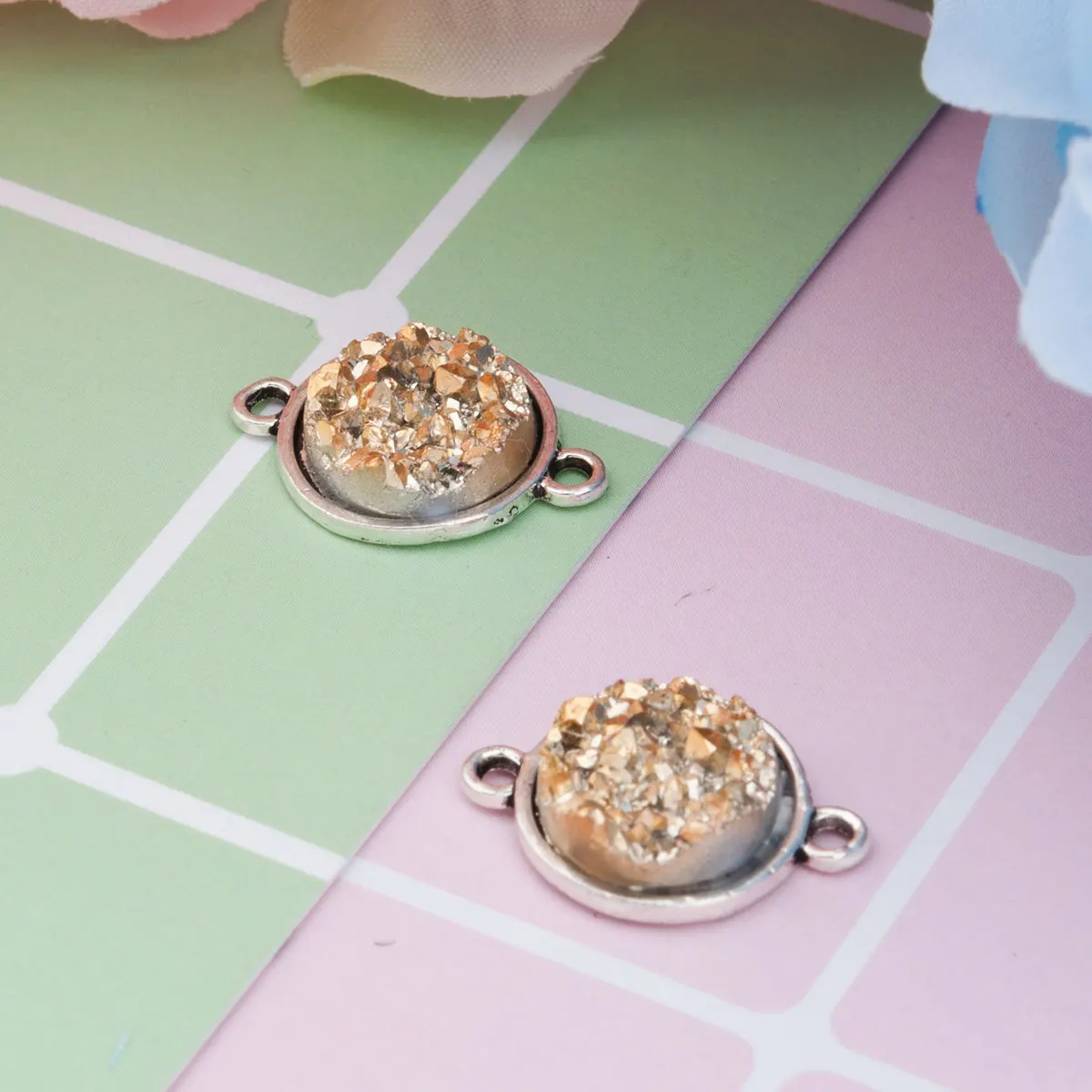 

Druzy Series Alloy Round Charm Connector AB Color Flat Round Resin Patch Pendant Connector for Women DIY Bracelet Jewelry Gifts