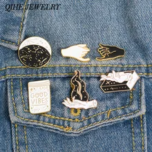 QIHE QH-GIOIELLI Strega mano Spilli collezione Costellazione Luna Ombre Stregoneria Libri Fiamma Spille Witchy Gioielli