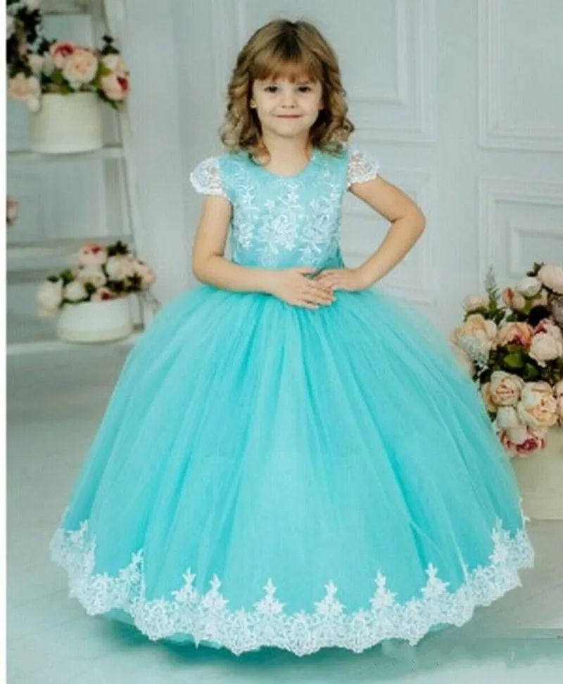 

Lovely Puffy Princess Dress with Lace Appliques Big Bow Back Beading Cap Sleeves Designed For Birthday Party School Event Longo