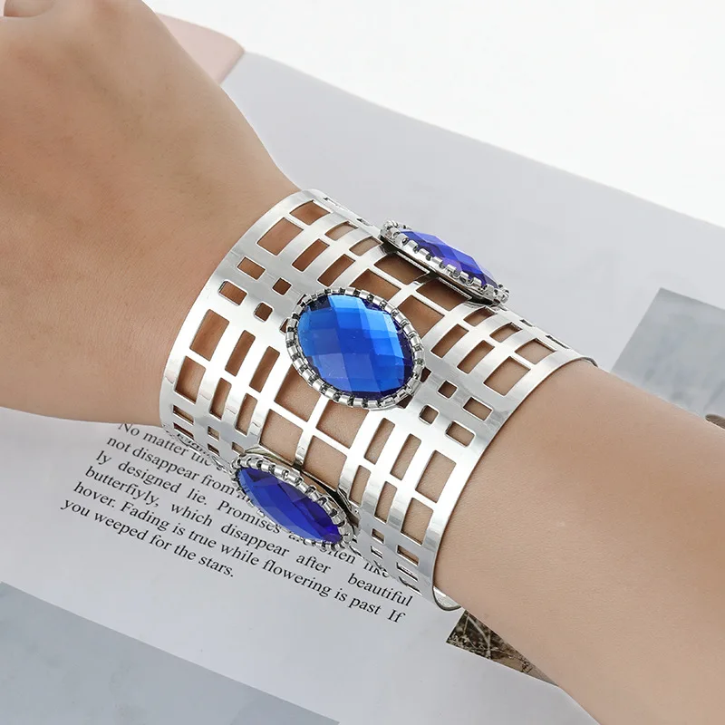 11029269053_692893102