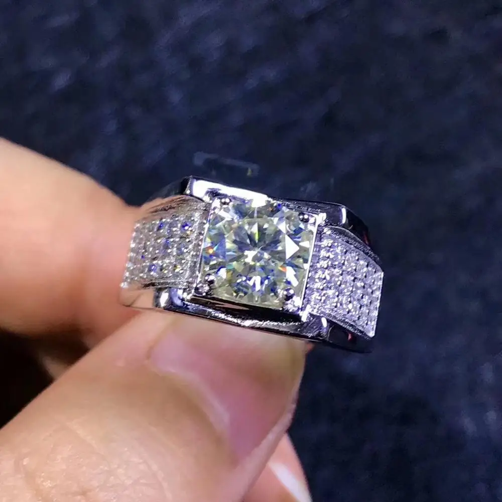 Мужские кольца Moissanite, в настоящее время самые популярные драгоценные камни, имеют высокую твердость, сравнимую с бриллиантами. 925 серебро