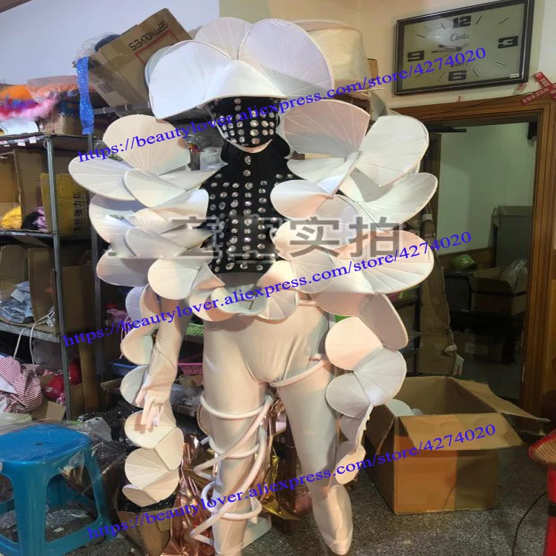

Model Catwalk stage show white Future technology fan-shaped bar gogo costumes Male muscle man costume