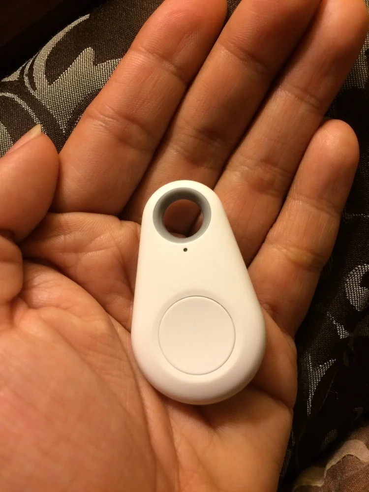 Nuevas llegadas portátil Bluetooth inteligente localizador GPS etiqueta Anti-Perdida de alarma cartera clave de perro mascota perro rastreador buscador política de