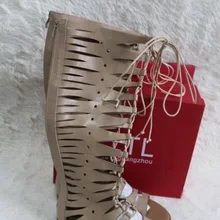 Новинка года; женские кожаные ботинки; ботинки-гладиаторы с вырезами; блестящие кожаные сапоги до колена на плоской подошве; весенние модельные туфли