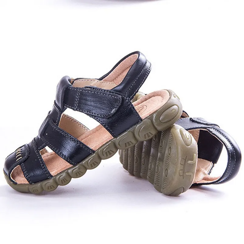 Новые сандалии для мальчиков и девочек; пляжные сандалии из кожи кораллового цвета; однотонные Нескользящие Детские тапочки; обувь для малышей с защитным носком