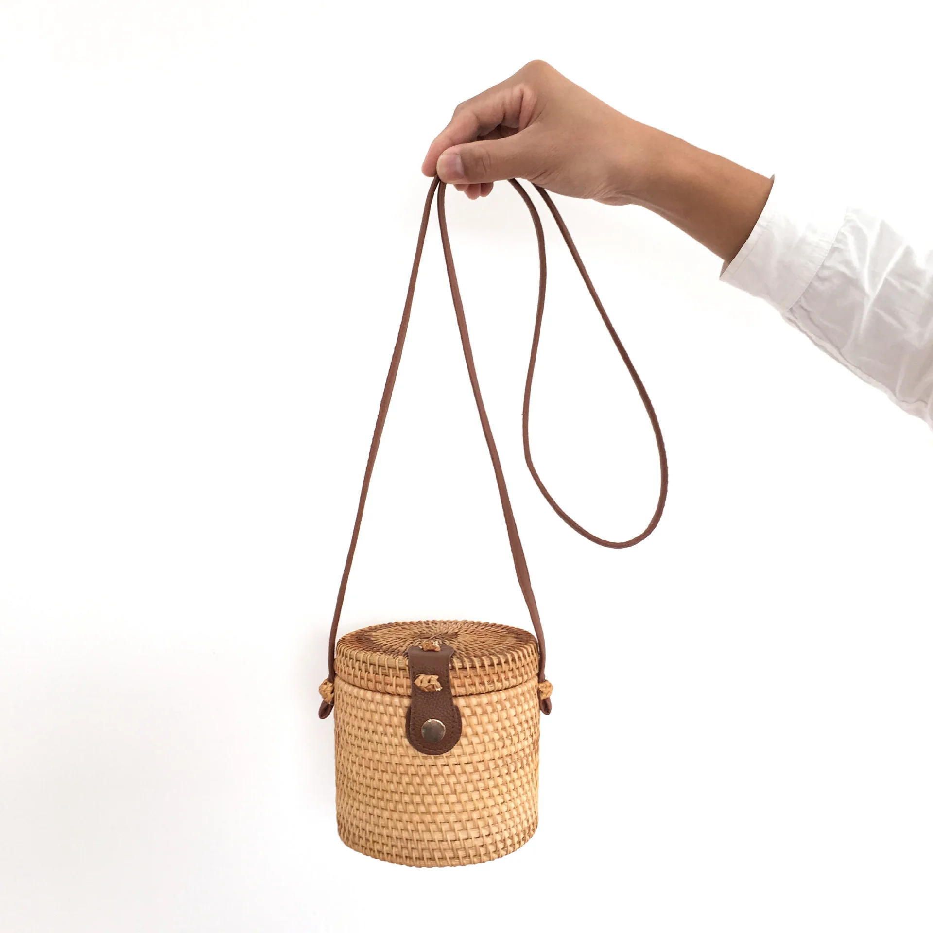 Сумка из ротанга для женщин пляжная соломенная сумка через плечо круглая Бочкообразная дорожная сумка через плечо
