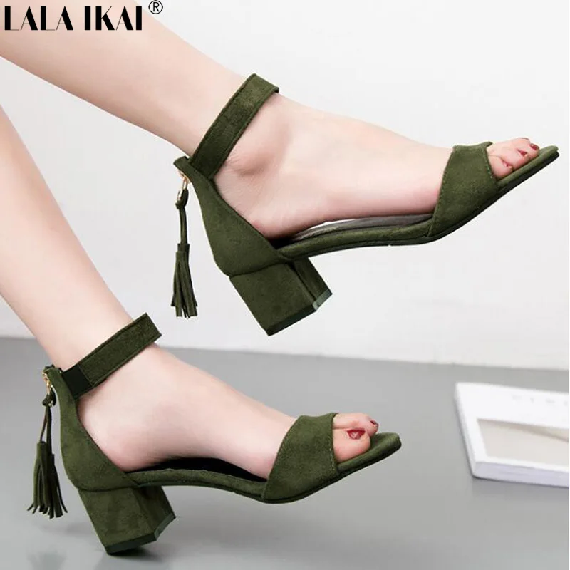 preço LALA IKAI Franja Calcanhar Quadrado Verão Das Sandálias Das Mulheres sapatos de Salto Alto Moda Sexy Sandálias de Salto Alto Senhoras Sandálias Femininas XWC1949 5
