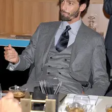 Новое поступление, Летний стиль, шерсть, классический серый, 2 пуговицы, заостренный лацкан, 3 предмета, мужской костюм