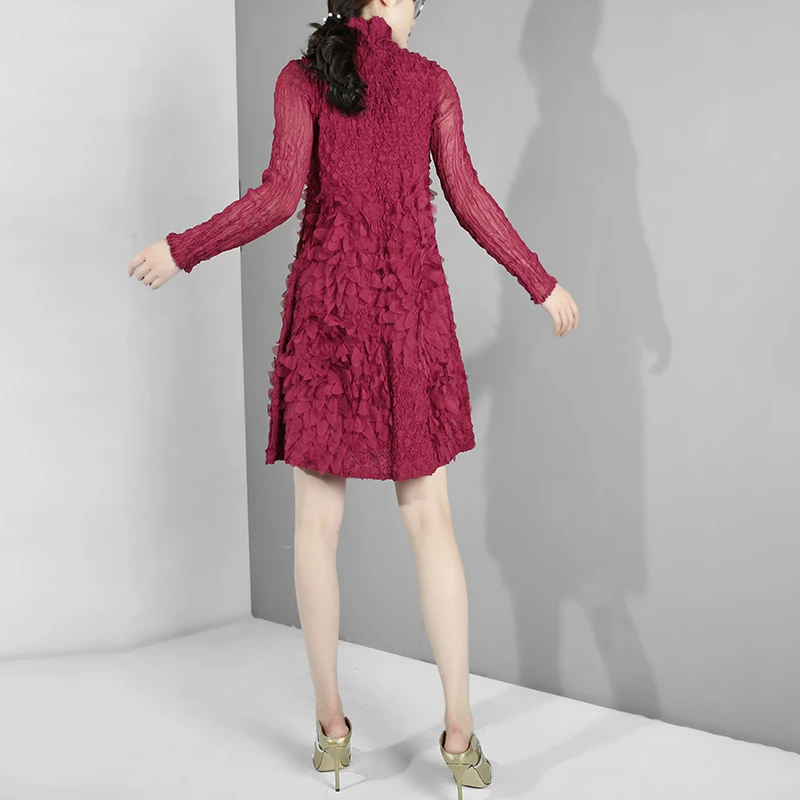 [EAM] New Autumn Winter Stand Collar Long Sleeve Red Stereoscopic Flower Pleated Loose Dress Women Fashion Tide YF38